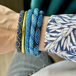 Bracelet népalais en perles bleu profond